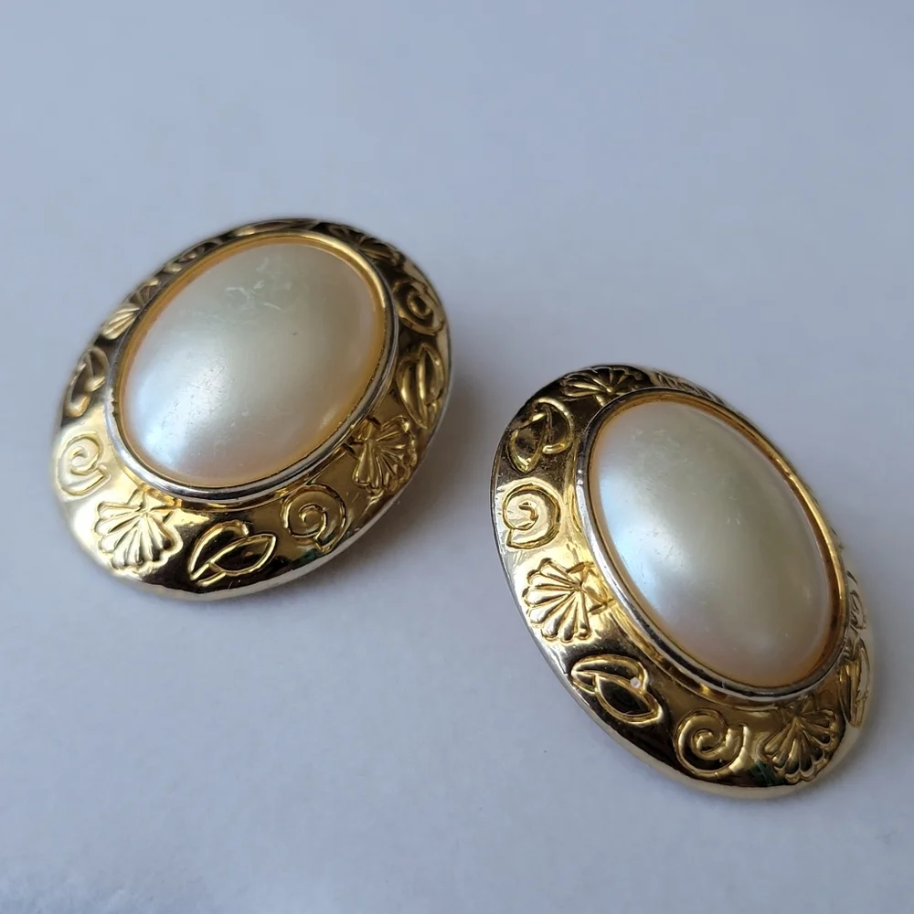 Vintage Liz Claiborne Clip On Earrings Pearl and Gold Tone Seashell Oval
